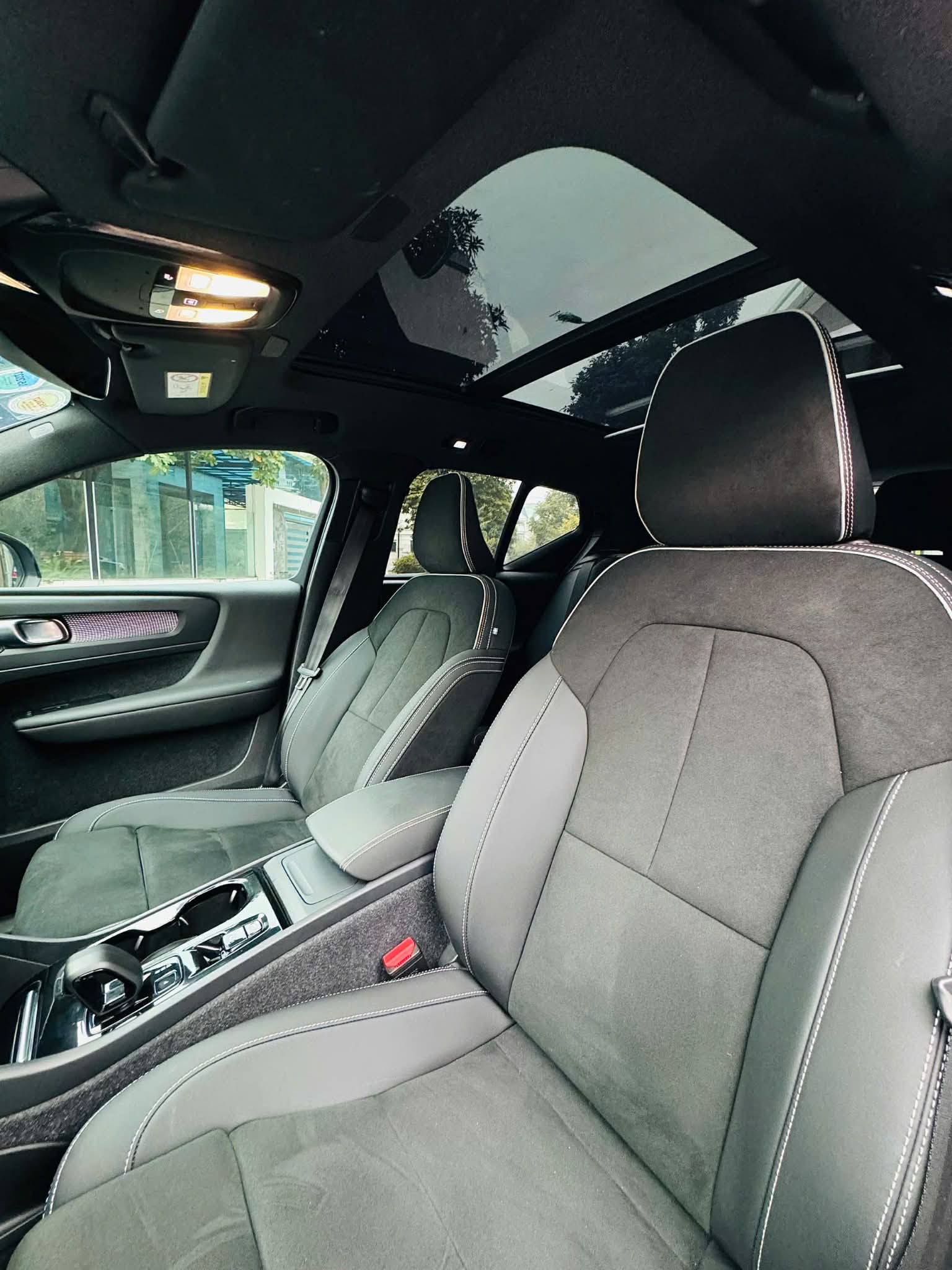 VOLVO XC40 SẢN XUẤT 2023 LĂN BÁNH 18.000 KM XE RẤT MỚI